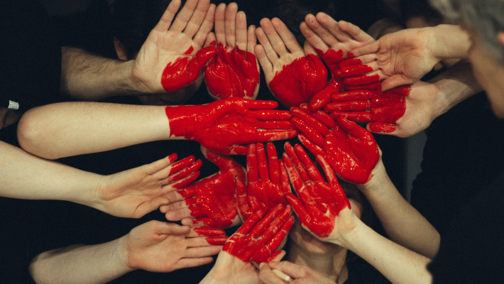 mains formant un coeur rouge